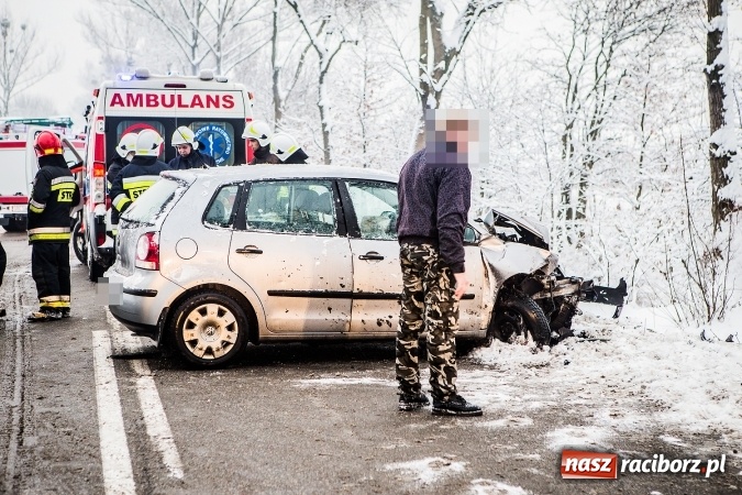 Zdjęcie w galerii na portalu naszraciborz.pl: Wypadek na trasie Racibórz - Lubomia. Zderzyły się dwa pojazdy - mercedes i VW wiadomości z regionu