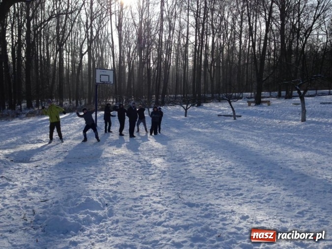 Zdjęcie w galerii na portalu naszraciborz.pl: Być jak Cichociemny, czyli zimowisko raciborskich harcerzy w Pokrzywnej wiadomości z regionu