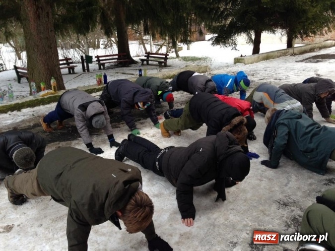 Zdjęcie w galerii na portalu naszraciborz.pl: Być jak Cichociemny, czyli zimowisko raciborskich harcerzy w Pokrzywnej wiadomości z regionu