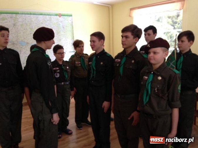 Zdjęcie w galerii na portalu naszraciborz.pl: Być jak Cichociemny, czyli zimowisko raciborskich harcerzy w Pokrzywnej wiadomości z regionu