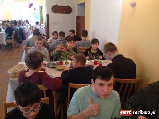 Zdjęcie w galerii na portalu naszraciborz.pl: Być jak Cichociemny, czyli zimowisko raciborskich harcerzy w Pokrzywnej wiadomości z regionu