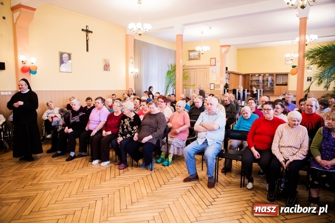 Zdjęcie w galerii na portalu naszraciborz.pl: Występy artystyczne w Domu Pomocy Społecznej wiadomości z regionu
