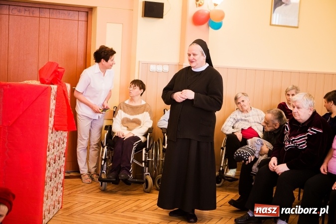 Zdjęcie w galerii na portalu naszraciborz.pl: Występy artystyczne w Domu Pomocy Społecznej wiadomości z regionu