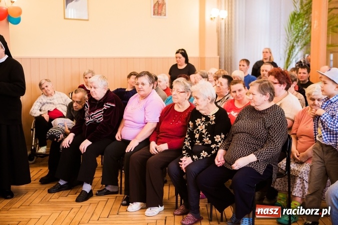 Zdjęcie w galerii na portalu naszraciborz.pl: Występy artystyczne w Domu Pomocy Społecznej wiadomości z regionu
