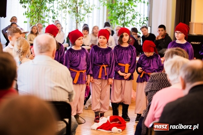 Zdjęcie w galerii na portalu naszraciborz.pl: Występy artystyczne w Domu Pomocy Społecznej wiadomości z regionu
