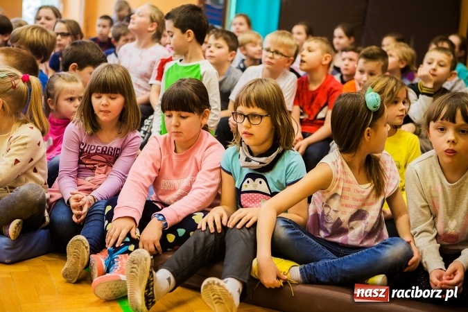 Zdjęcie w galerii na portalu naszraciborz.pl: Artystyczny poranek w SP 13 wiadomości z regionu