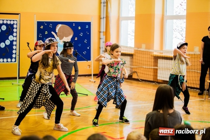 Zdjęcie w galerii na portalu naszraciborz.pl: Artystyczny poranek w SP 13 wiadomości z regionu