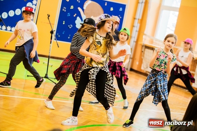 Zdjęcie w galerii na portalu naszraciborz.pl: Artystyczny poranek w SP 13 wiadomości z regionu