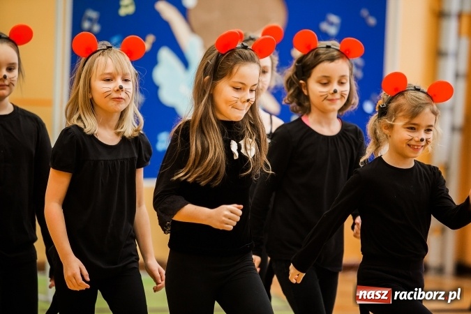 Zdjęcie w galerii na portalu naszraciborz.pl: Artystyczny poranek w SP 13 wiadomości z regionu