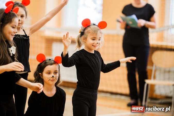 Zdjęcie w galerii na portalu naszraciborz.pl: Artystyczny poranek w SP 13 wiadomości z regionu