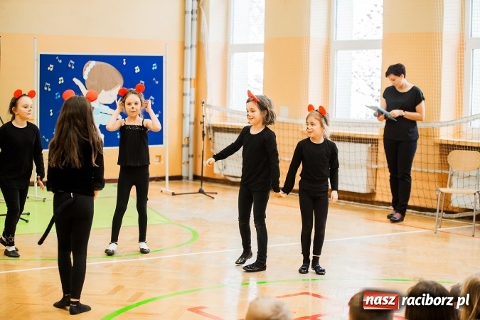 Zdjęcie w galerii na portalu naszraciborz.pl: Artystyczny poranek w SP 13 wiadomości z regionu