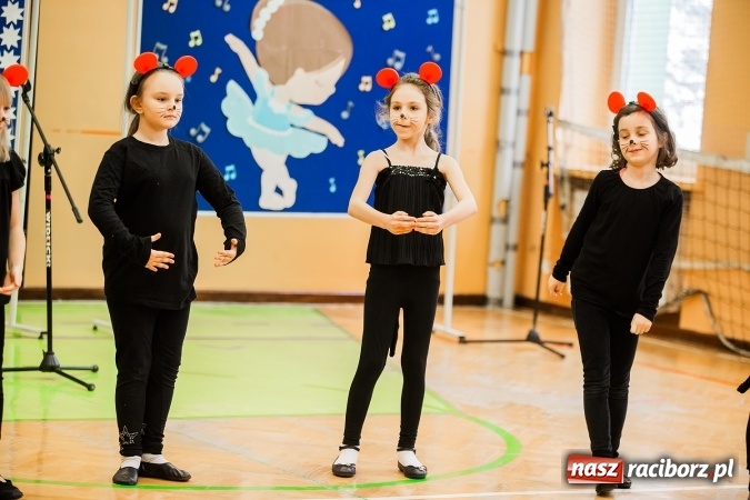 Zdjęcie w galerii na portalu naszraciborz.pl: Artystyczny poranek w SP 13 wiadomości z regionu