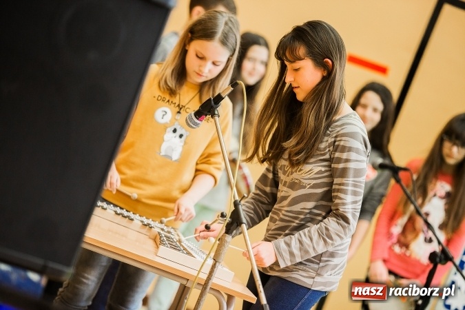 Zdjęcie w galerii na portalu naszraciborz.pl: Artystyczny poranek w SP 13 wiadomości z regionu