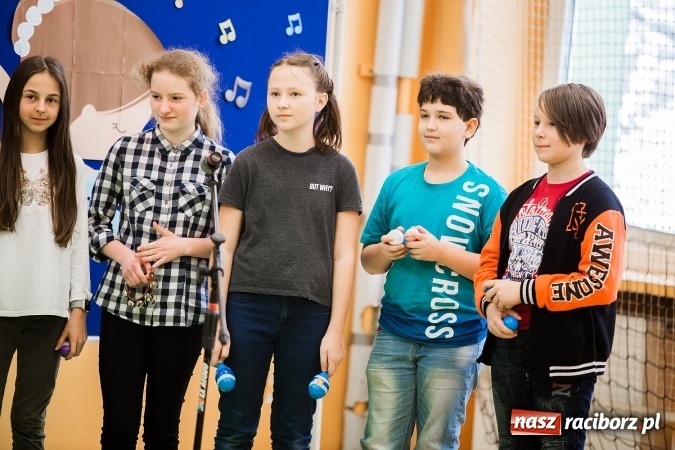 Zdjęcie w galerii na portalu naszraciborz.pl: Artystyczny poranek w SP 13 wiadomości z regionu