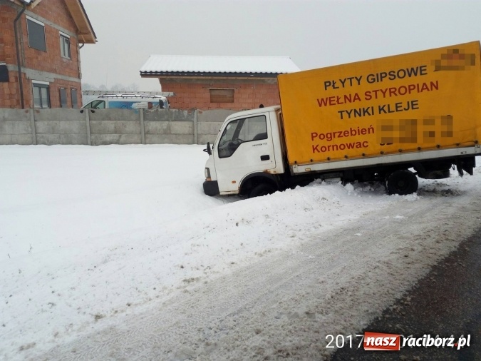 Zdjęcie w galerii na portalu naszraciborz.pl: Niesprzyjające warunki na drodze dają o sobie znać - nieostrożna jazda może skończyć się w rowie! wiadomości z regionu