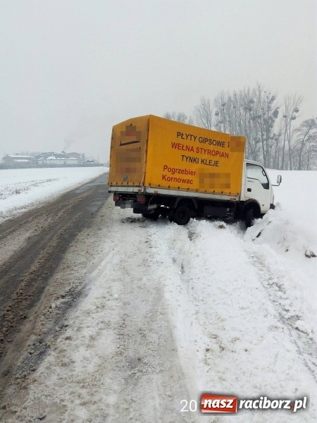 Zdjęcie w galerii na portalu naszraciborz.pl: Niesprzyjające warunki na drodze dają o sobie znać - nieostrożna jazda może skończyć się w rowie! wiadomości z regionu