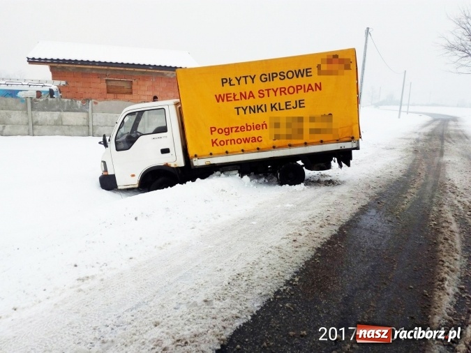 Zdjęcie w galerii na portalu naszraciborz.pl: Niesprzyjające warunki na drodze dają o sobie znać - nieostrożna jazda może skończyć się w rowie! wiadomości z regionu