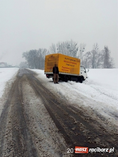 Zdjęcie w galerii na portalu naszraciborz.pl: Niesprzyjające warunki na drodze dają o sobie znać - nieostrożna jazda może skończyć się w rowie! wiadomości z regionu