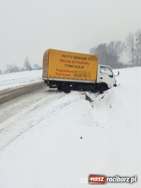Zdjęcie w galerii na portalu naszraciborz.pl: Niesprzyjające warunki na drodze dają o sobie znać - nieostrożna jazda może skończyć się w rowie! wiadomości z regionu