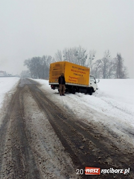 Zdjęcie w galerii na portalu naszraciborz.pl: Niesprzyjające warunki na drodze dają o sobie znać - nieostrożna jazda może skończyć się w rowie! wiadomości z regionu
