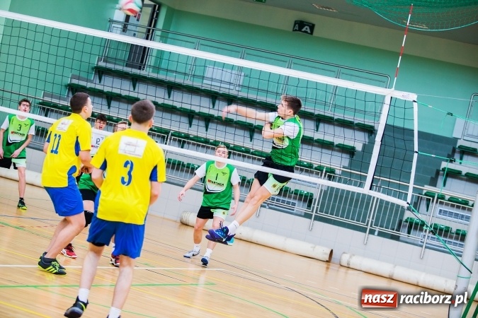 Zdjęcie w galerii na portalu naszraciborz.pl: Miejski Finał Szkół Ponadgimnazjalnych w Piłce Siatkowej Chłopców wiadomości z regionu