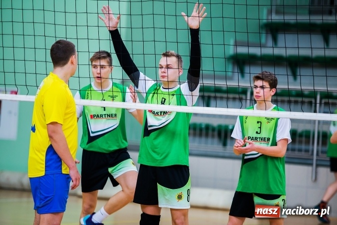 Zdjęcie w galerii na portalu naszraciborz.pl: Miejski Finał Szkół Ponadgimnazjalnych w Piłce Siatkowej Chłopców wiadomości z regionu