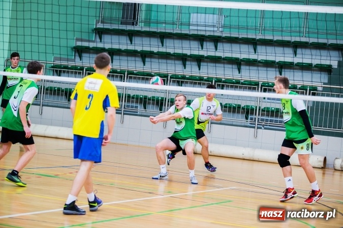 Zdjęcie w galerii na portalu naszraciborz.pl: Miejski Finał Szkół Ponadgimnazjalnych w Piłce Siatkowej Chłopców wiadomości z regionu