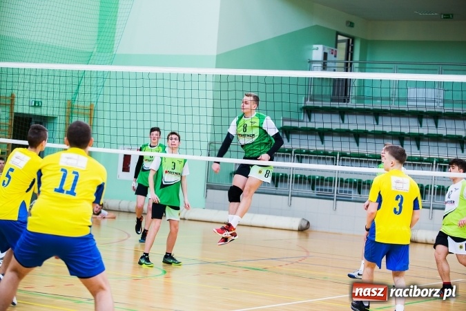 Zdjęcie w galerii na portalu naszraciborz.pl: Miejski Finał Szkół Ponadgimnazjalnych w Piłce Siatkowej Chłopców wiadomości z regionu