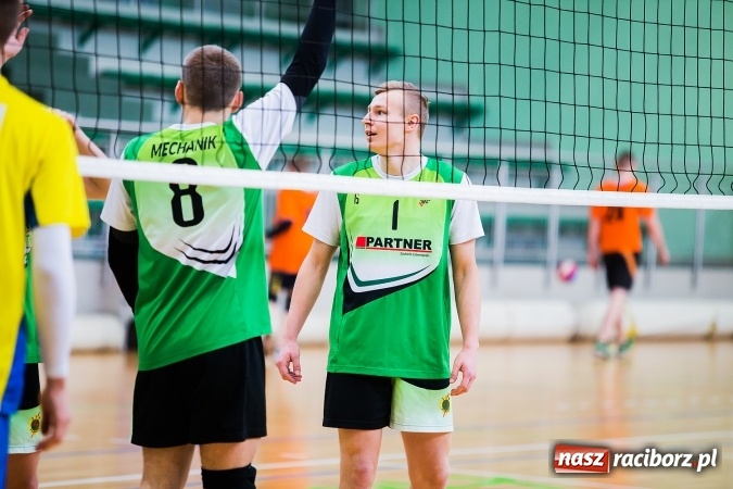 Zdjęcie w galerii na portalu naszraciborz.pl: Miejski Finał Szkół Ponadgimnazjalnych w Piłce Siatkowej Chłopców wiadomości z regionu