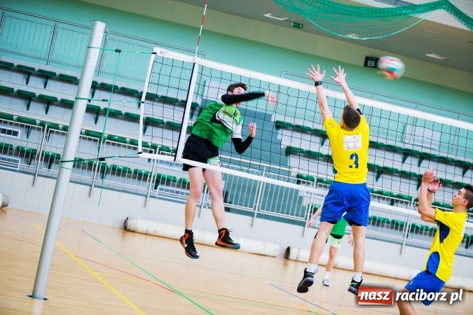 Zdjęcie w galerii na portalu naszraciborz.pl: Miejski Finał Szkół Ponadgimnazjalnych w Piłce Siatkowej Chłopców wiadomości z regionu