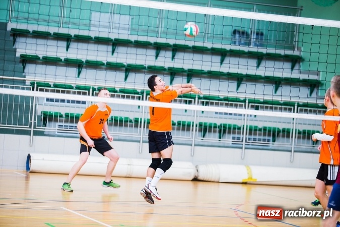 Zdjęcie w galerii na portalu naszraciborz.pl: Miejski Finał Szkół Ponadgimnazjalnych w Piłce Siatkowej Chłopców wiadomości z regionu