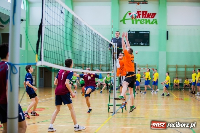 Zdjęcie w galerii na portalu naszraciborz.pl: Miejski Finał Szkół Ponadgimnazjalnych w Piłce Siatkowej Chłopców wiadomości z regionu