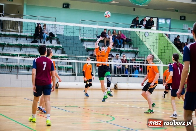 Zdjęcie w galerii na portalu naszraciborz.pl: Miejski Finał Szkół Ponadgimnazjalnych w Piłce Siatkowej Chłopców wiadomości z regionu