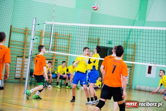 Zdjęcie w galerii na portalu naszraciborz.pl: Miejski Finał Szkół Ponadgimnazjalnych w Piłce Siatkowej Chłopców wiadomości z regionu