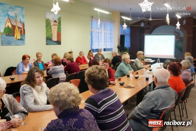 Zdjęcie w galerii na portalu naszraciborz.pl: Członkowie koła seniora Południe spotkali się z policjantką wiadomości z regionu