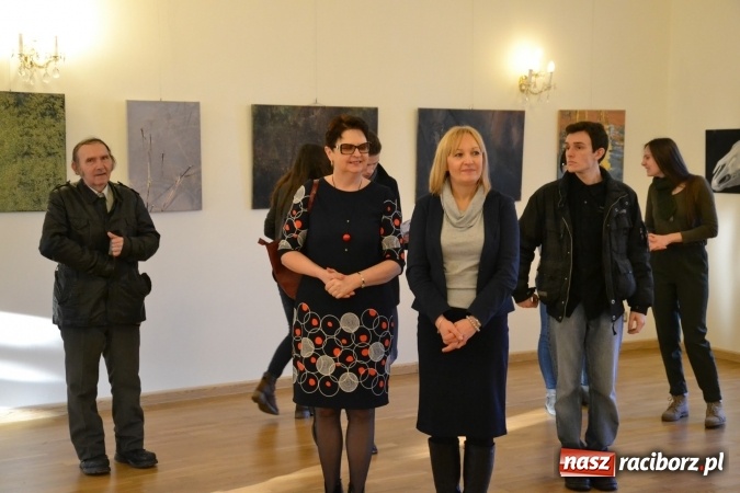 Zdjęcie w galerii na portalu naszraciborz.pl: DYPLOMY 2016 – wernisaż wystawy prac absolwentów Edukacji artystycznej w zakresie sztuk plastycznych wiadomości z regionu