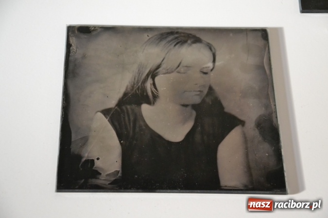 Zdjęcie w galerii na portalu naszraciborz.pl: DYPLOMY 2016 – wernisaż wystawy prac absolwentów Edukacji artystycznej w zakresie sztuk plastycznych wiadomości z regionu