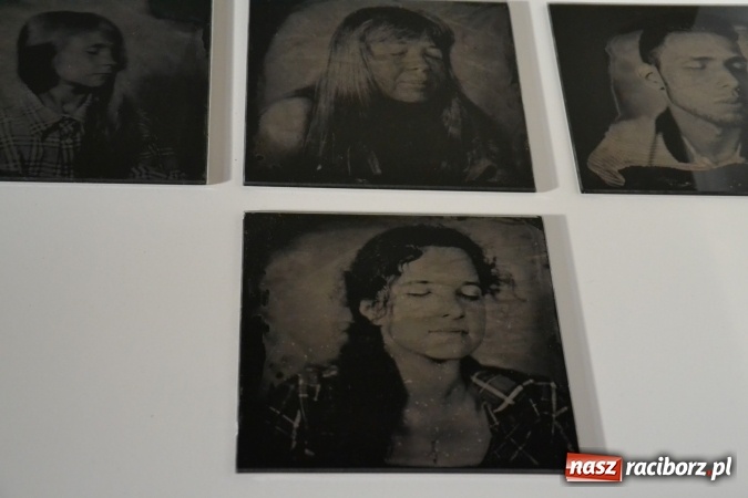 Zdjęcie w galerii na portalu naszraciborz.pl: DYPLOMY 2016 – wernisaż wystawy prac absolwentów Edukacji artystycznej w zakresie sztuk plastycznych wiadomości z regionu