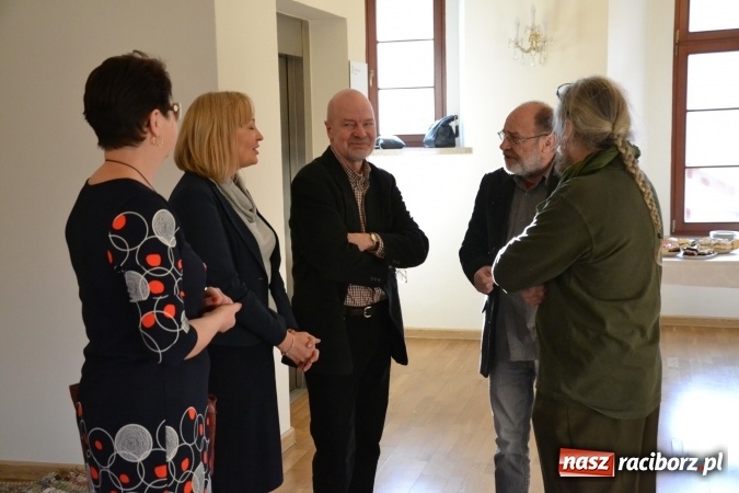 Zdjęcie w galerii na portalu naszraciborz.pl: DYPLOMY 2016 – wernisaż wystawy prac absolwentów Edukacji artystycznej w zakresie sztuk plastycznych wiadomości z regionu