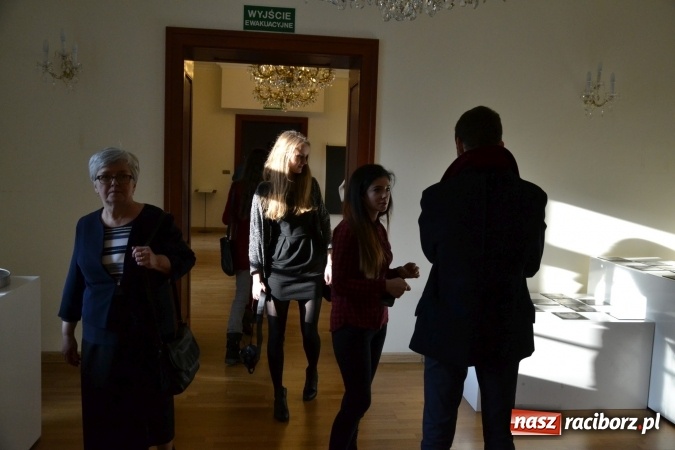 Zdjęcie w galerii na portalu naszraciborz.pl: DYPLOMY 2016 – wernisaż wystawy prac absolwentów Edukacji artystycznej w zakresie sztuk plastycznych wiadomości z regionu