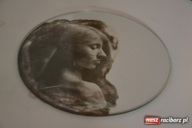 Zdjęcie w galerii na portalu naszraciborz.pl: DYPLOMY 2016 – wernisaż wystawy prac absolwentów Edukacji artystycznej w zakresie sztuk plastycznych wiadomości z regionu