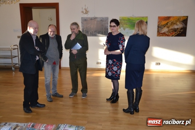 Zdjęcie w galerii na portalu naszraciborz.pl: DYPLOMY 2016 – wernisaż wystawy prac absolwentów Edukacji artystycznej w zakresie sztuk plastycznych wiadomości z regionu