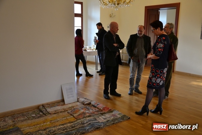 Zdjęcie w galerii na portalu naszraciborz.pl: DYPLOMY 2016 – wernisaż wystawy prac absolwentów Edukacji artystycznej w zakresie sztuk plastycznych wiadomości z regionu