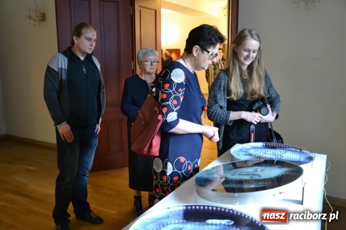 Zdjęcie w galerii na portalu naszraciborz.pl: DYPLOMY 2016 – wernisaż wystawy prac absolwentów Edukacji artystycznej w zakresie sztuk plastycznych wiadomości z regionu