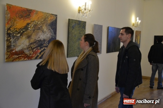 Zdjęcie w galerii na portalu naszraciborz.pl: DYPLOMY 2016 – wernisaż wystawy prac absolwentów Edukacji artystycznej w zakresie sztuk plastycznych wiadomości z regionu