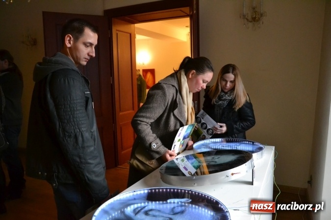 Zdjęcie w galerii na portalu naszraciborz.pl: DYPLOMY 2016 – wernisaż wystawy prac absolwentów Edukacji artystycznej w zakresie sztuk plastycznych wiadomości z regionu