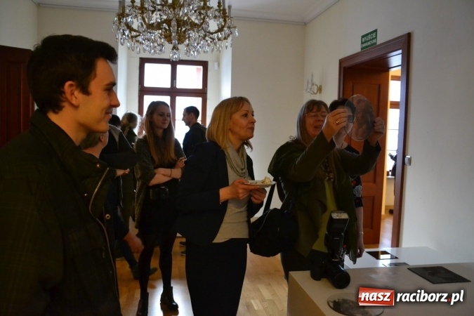 Zdjęcie w galerii na portalu naszraciborz.pl: DYPLOMY 2016 – wernisaż wystawy prac absolwentów Edukacji artystycznej w zakresie sztuk plastycznych wiadomości z regionu