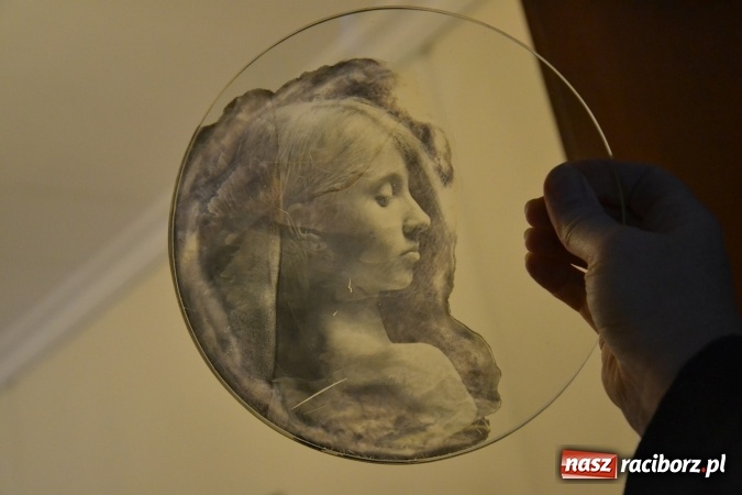 Zdjęcie w galerii na portalu naszraciborz.pl: DYPLOMY 2016 – wernisaż wystawy prac absolwentów Edukacji artystycznej w zakresie sztuk plastycznych wiadomości z regionu