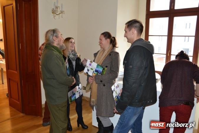 Zdjęcie w galerii na portalu naszraciborz.pl: DYPLOMY 2016 – wernisaż wystawy prac absolwentów Edukacji artystycznej w zakresie sztuk plastycznych wiadomości z regionu