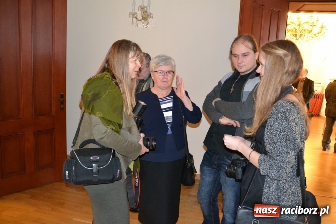 Zdjęcie w galerii na portalu naszraciborz.pl: DYPLOMY 2016 – wernisaż wystawy prac absolwentów Edukacji artystycznej w zakresie sztuk plastycznych wiadomości z regionu